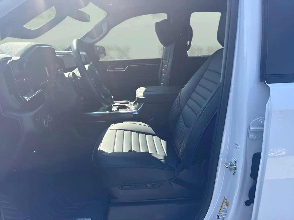 Used 2025 White Chevrolet LT image 9