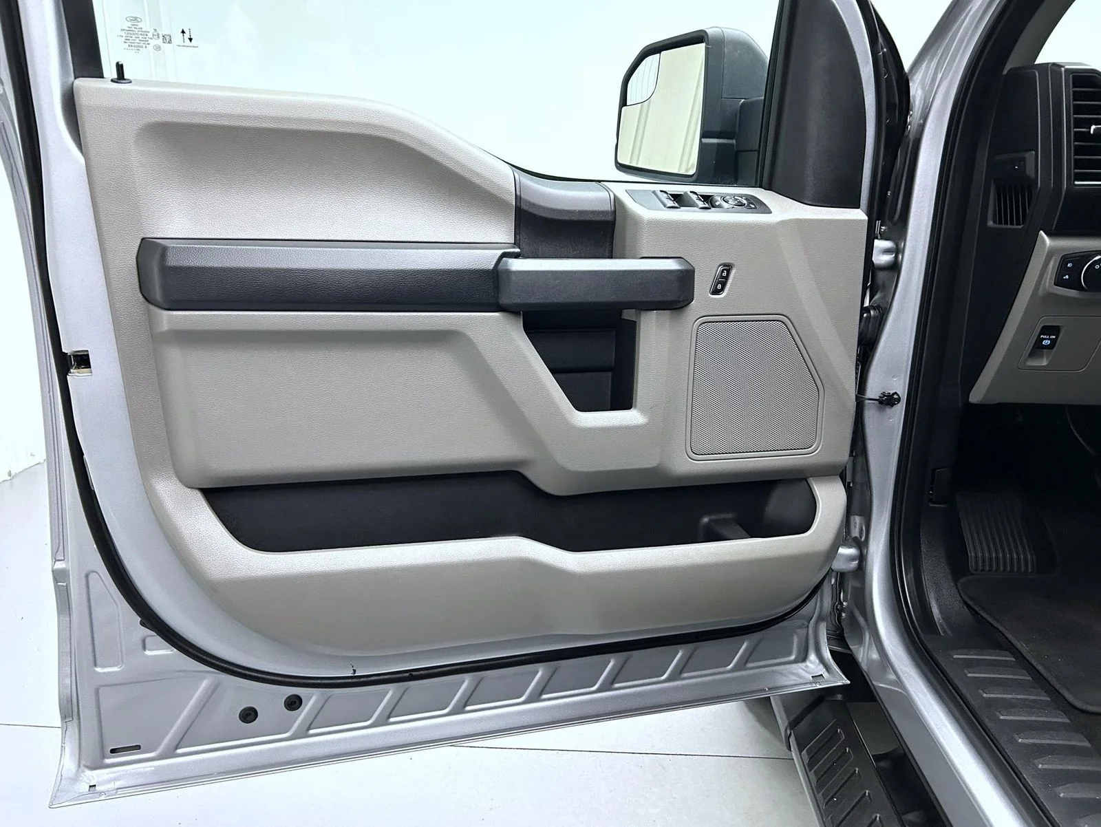Used 2020 Silver Ford XL image 9