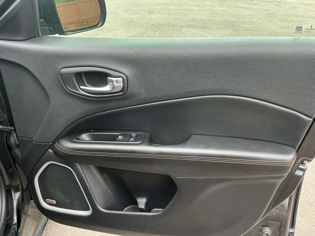 Used 2018 Diamond Black Crystal Pearlcoat Jeep Limited image 12