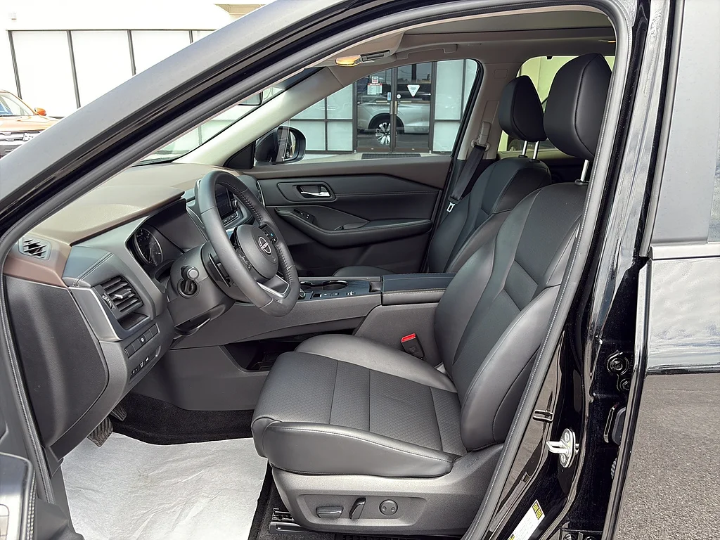 Used 2023 Super Black Nissan  image 15