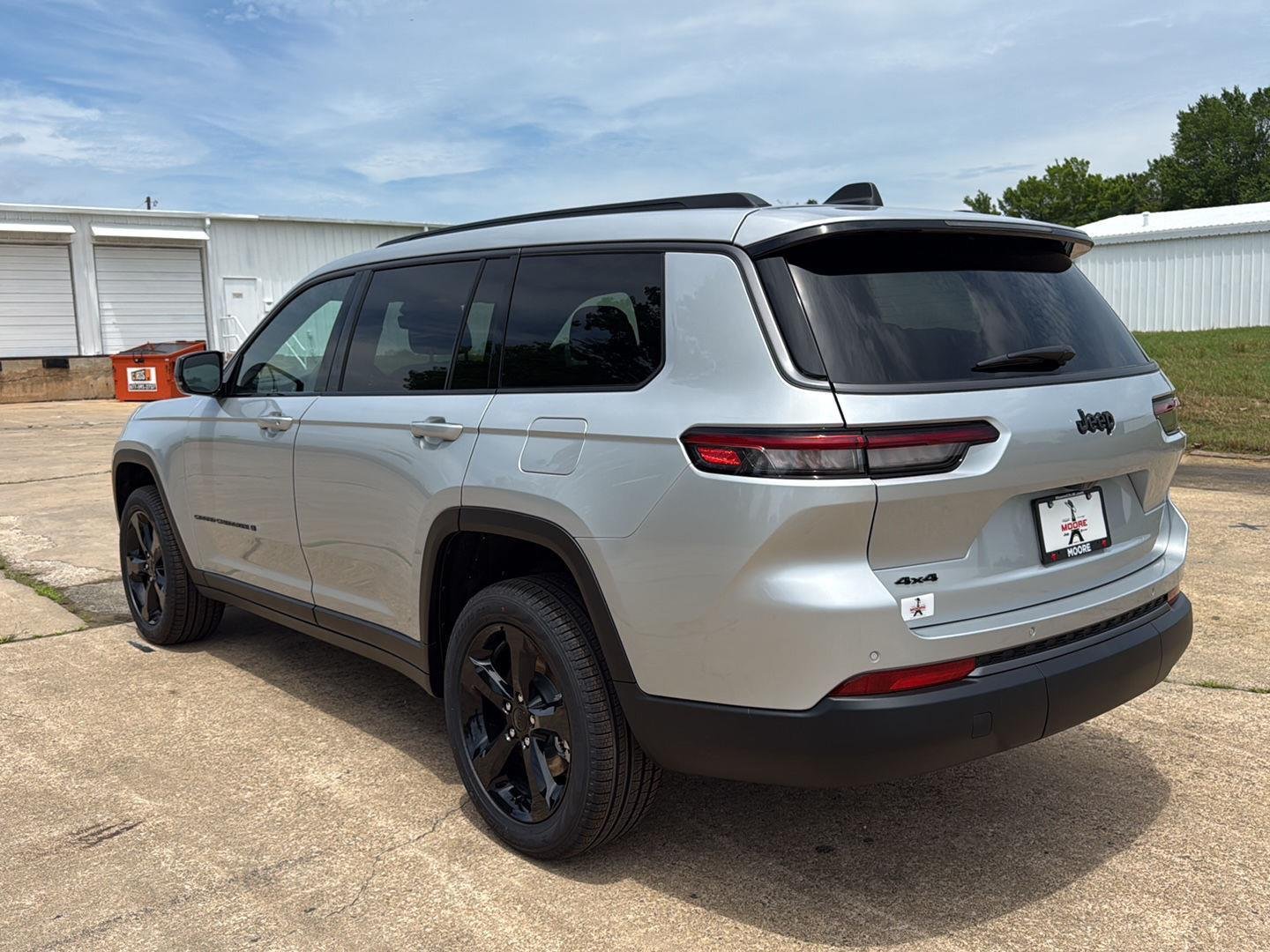 New 2026 Silver Zynith Exterior Paint Jeep Limited image 5