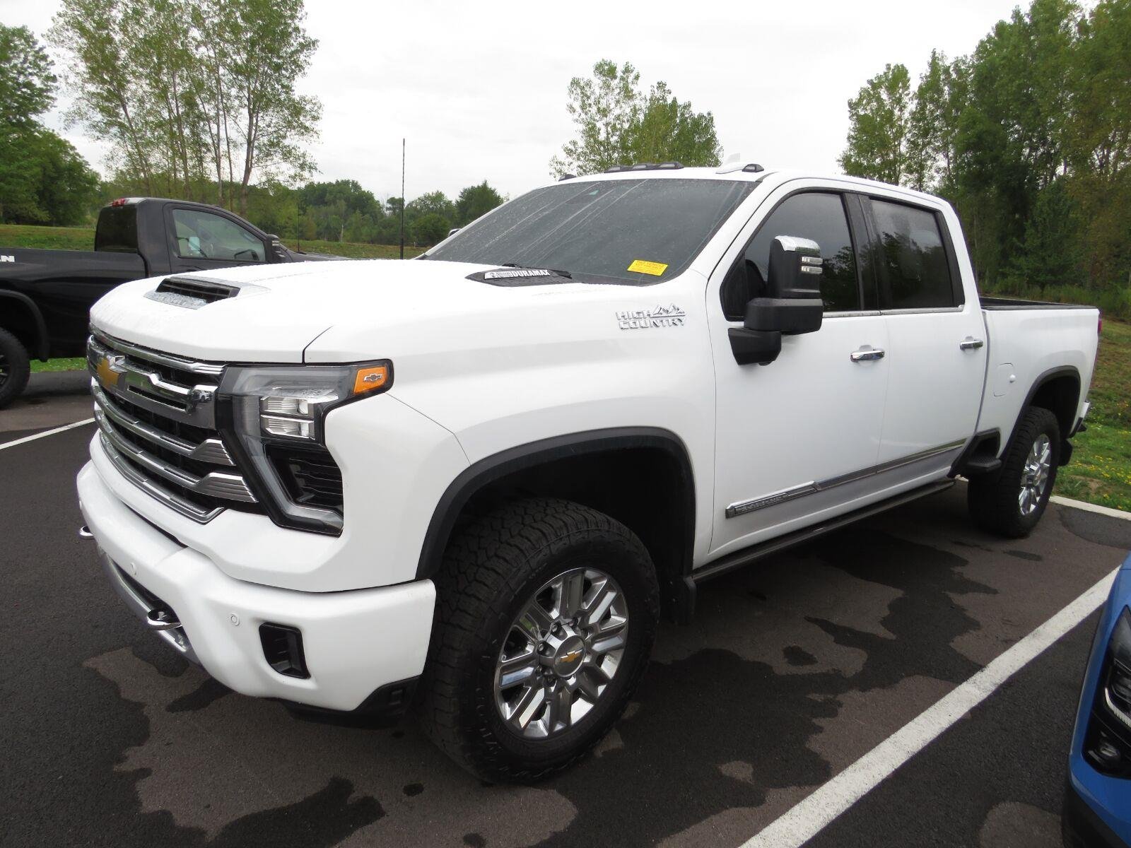Used 2024 Summit White Chevrolet High Country image 9