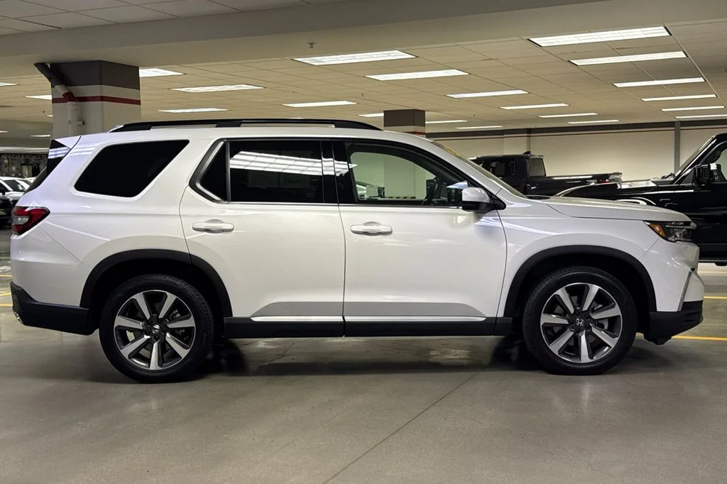 Used 2025  Honda Touring image 3