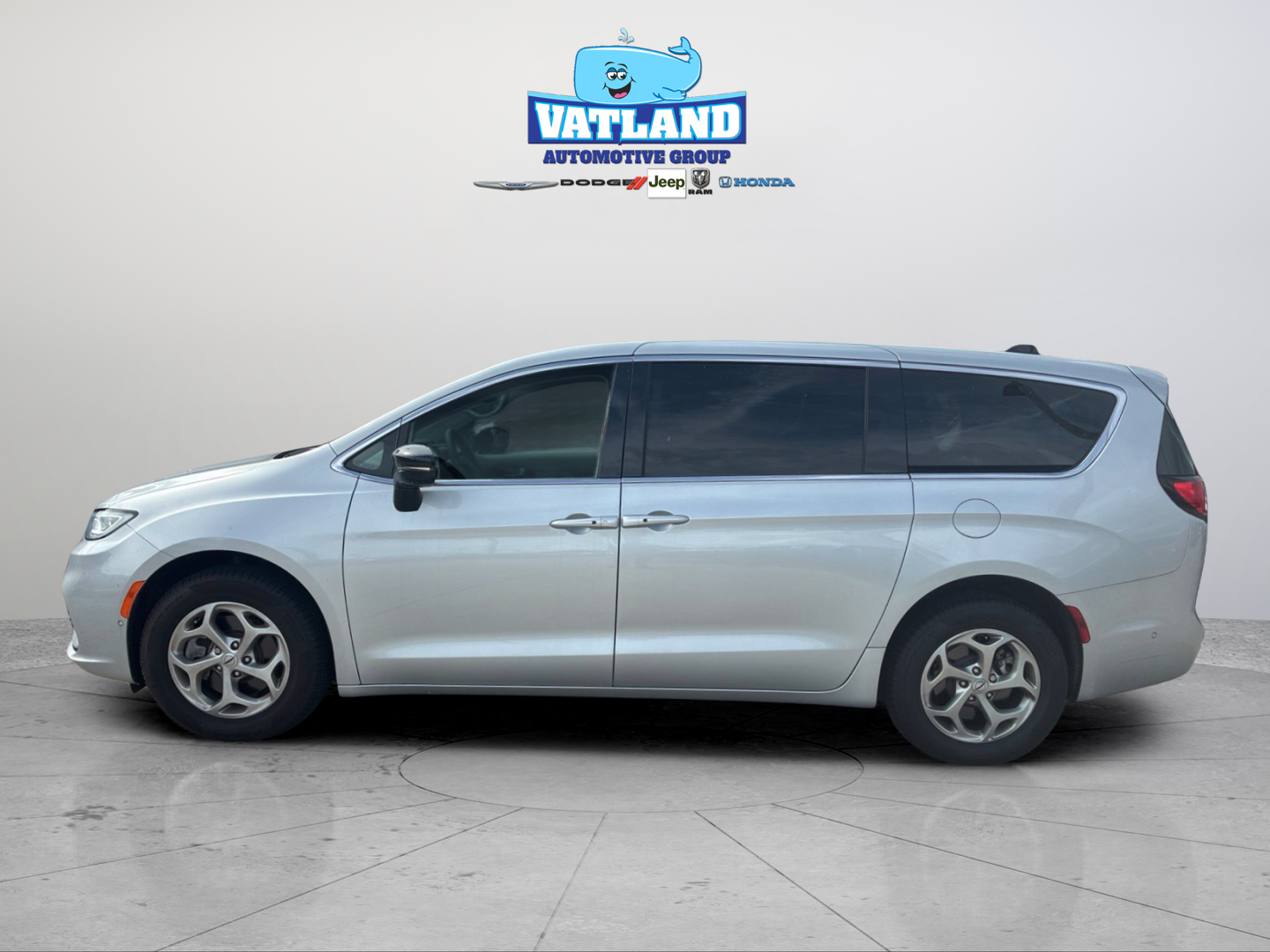 Used 2024 Silver Chrysler Limited image 2
