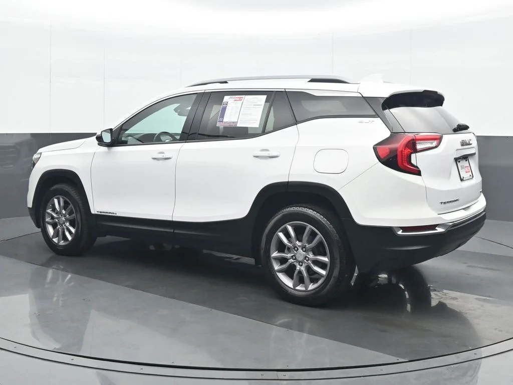 Used 2024 White GMC SLT image 4