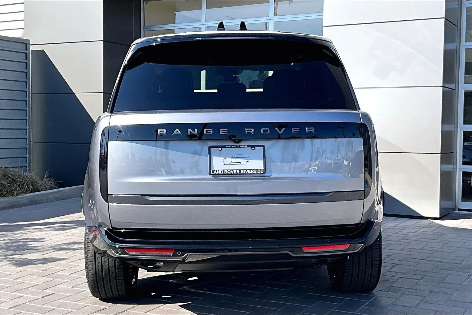 New 2026 Eiger Grey Land Rover SE image 4