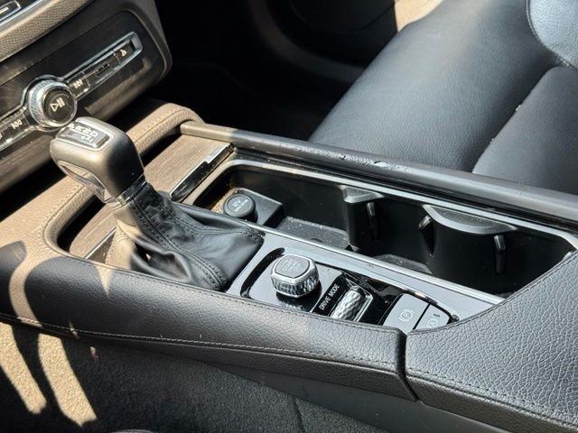 Used 2020 Black Volvo T6 Momentum image 35