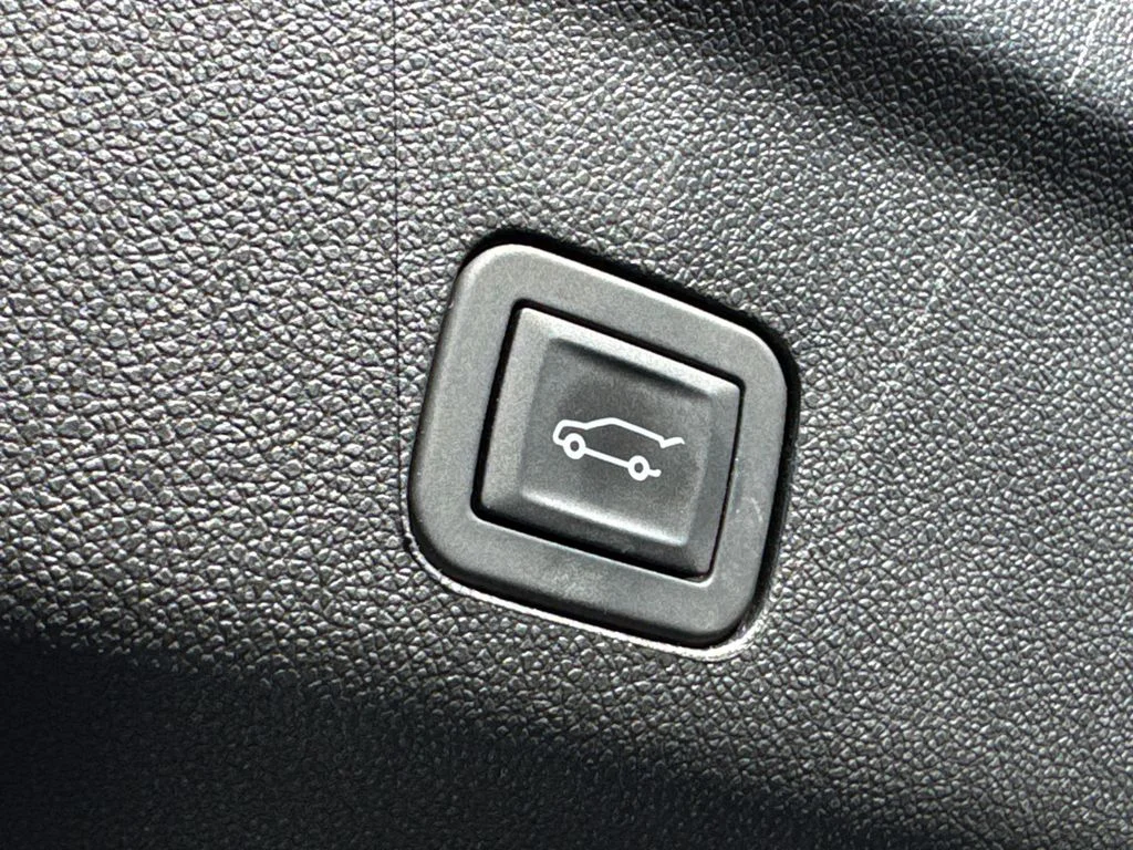 Used 2025 Black Chevrolet Premier image 12