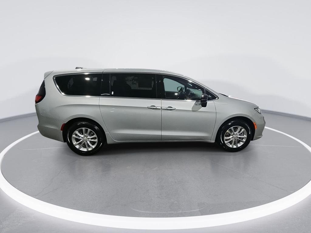 2026 Chrysler Pacifica Select - Photo 9