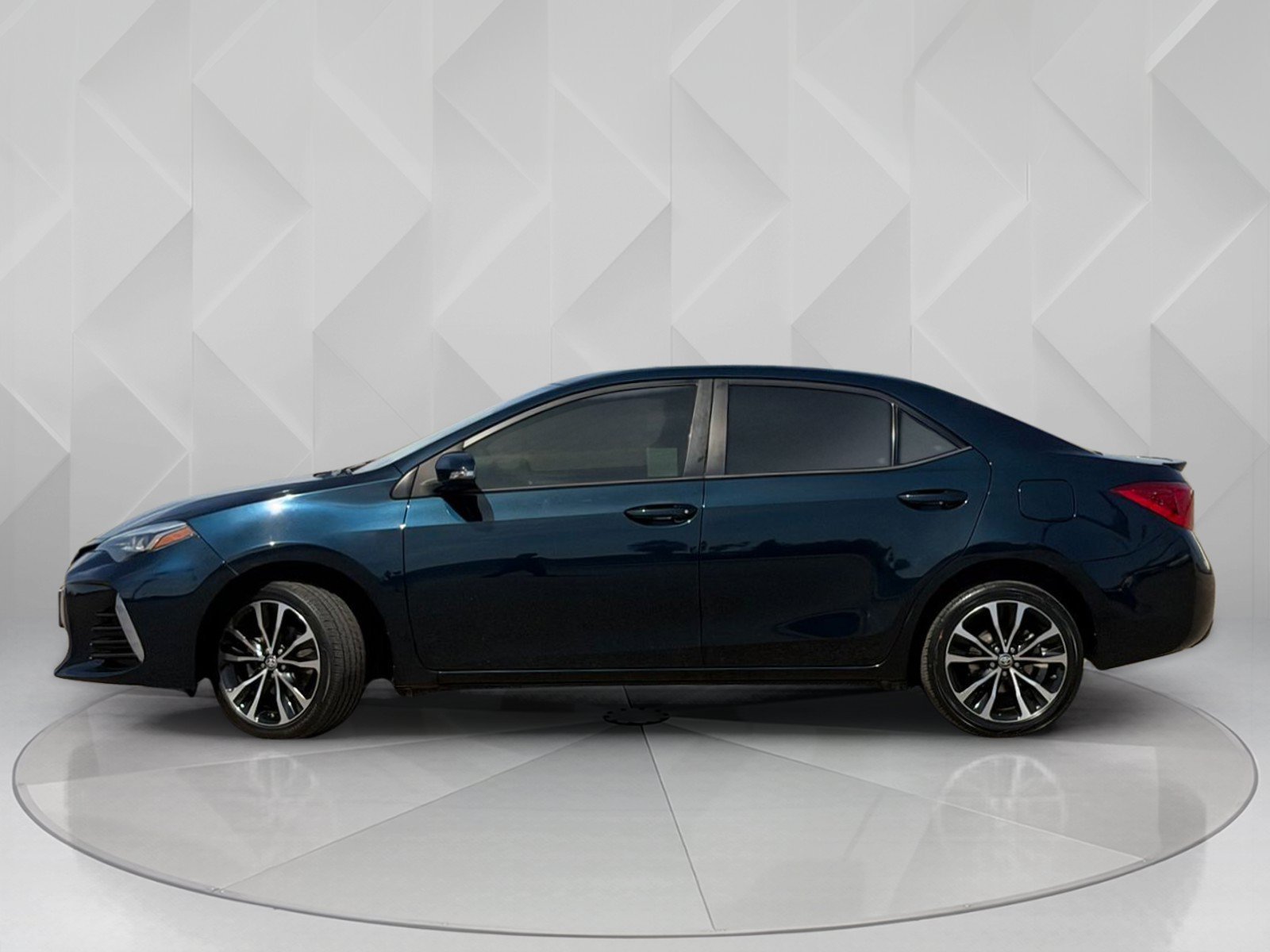 Used 2018 Toyota Corolla SE with VIN 5YFBURHE2JP779135 for sale in Stockton, CA