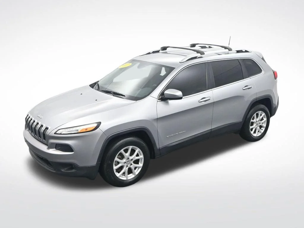 Used 2017 Billet Silver Metallic Clearcoat Jeep Latitude image 22