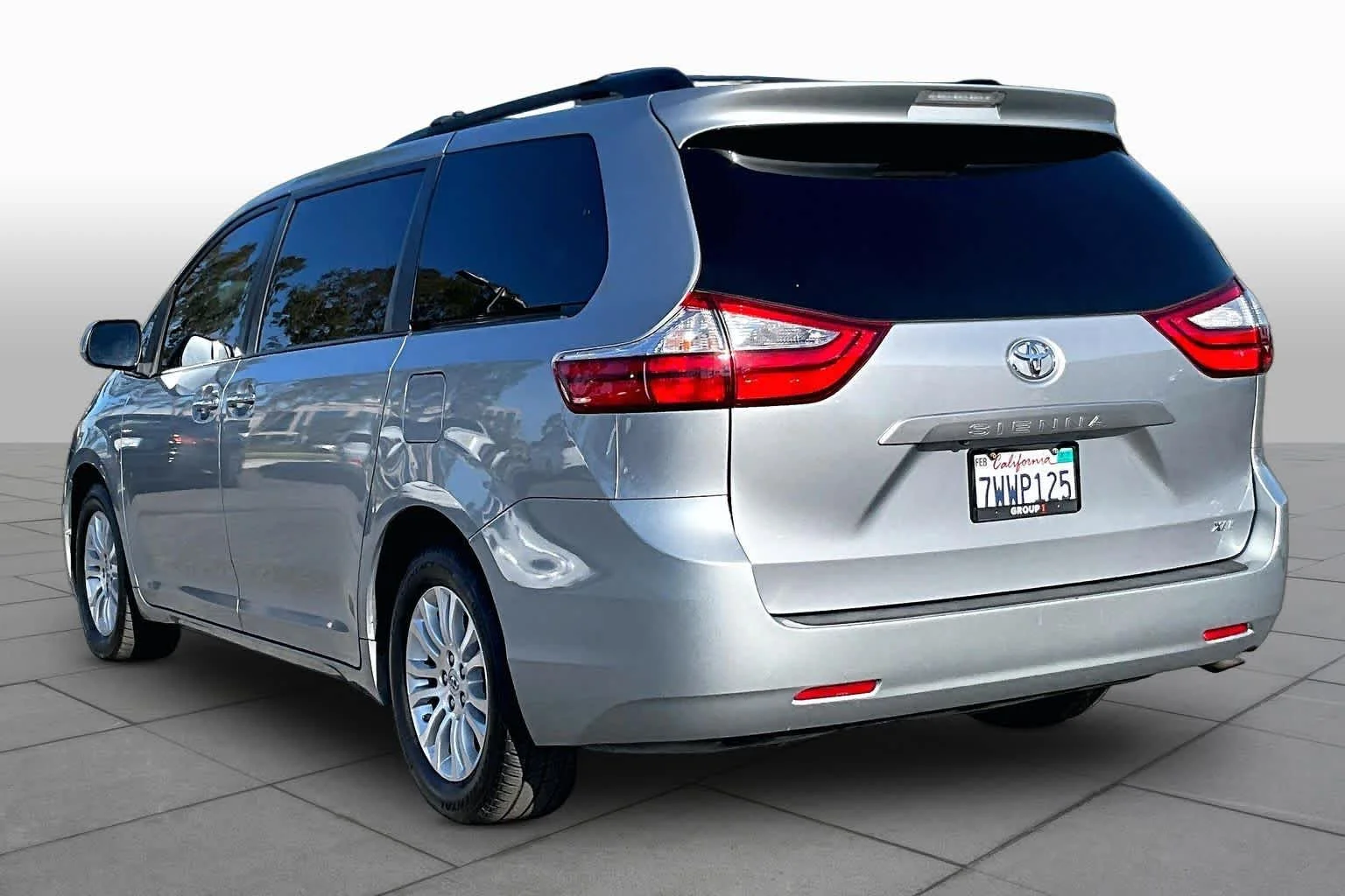 Used 2017 Silver Sky Metallic Toyota XLE Auto Access Seat image 11