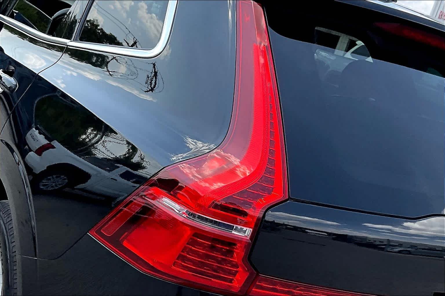 Used 2019 Onyx Black Metallic Volvo Momentum image 28