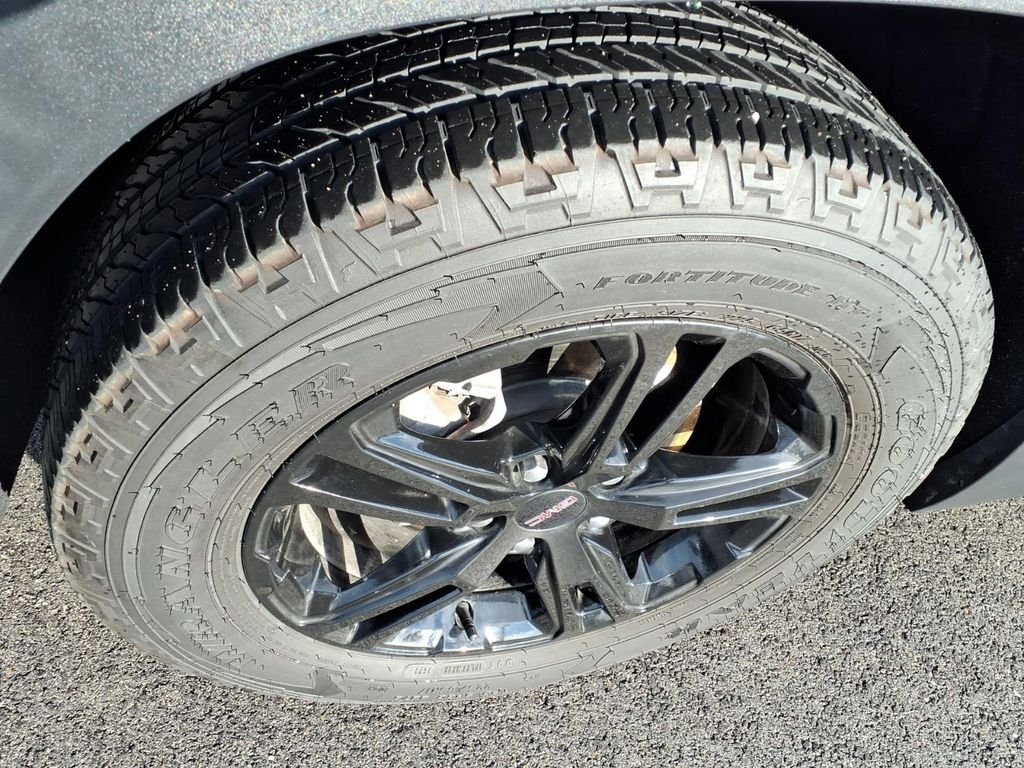 Used 2024 Riptide Metallic GMC AT4 image 19