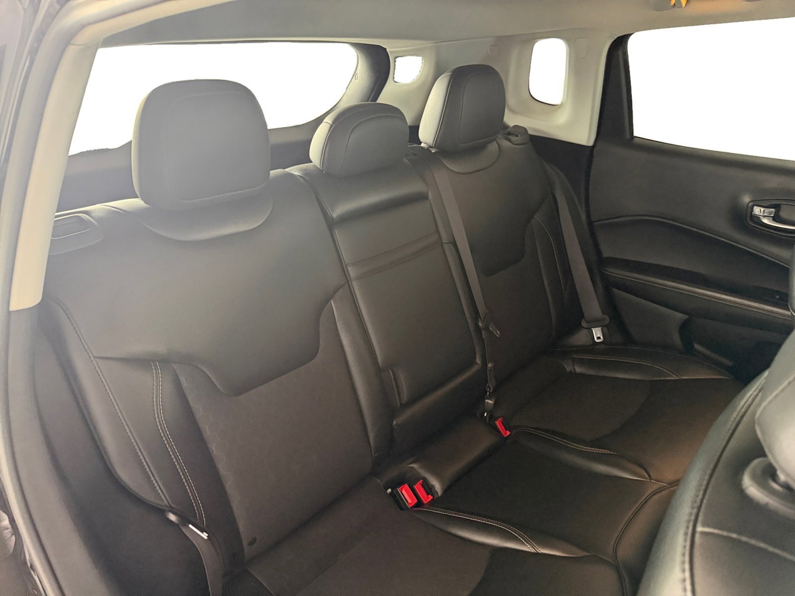 Used 2019 Diamond Black Crystal Pearlcoat Jeep Latitude image 32
