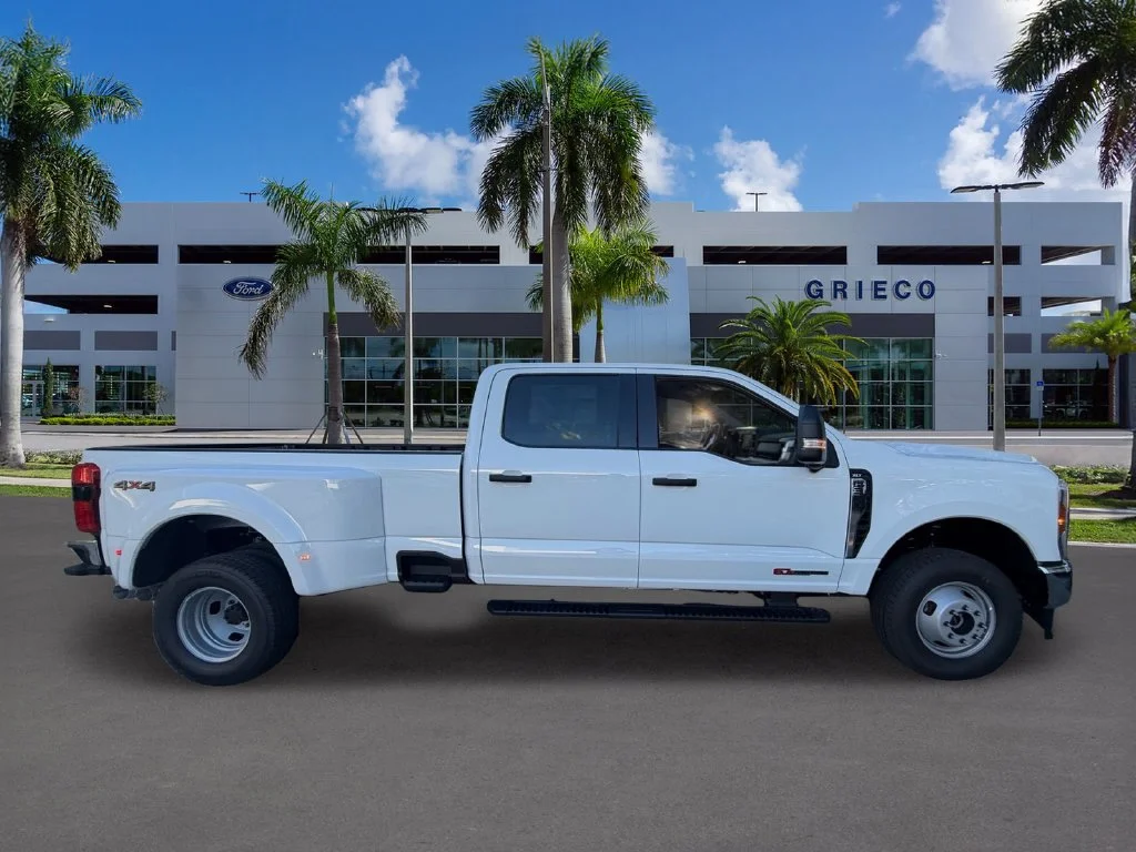 New 2027 Oxford White Ford F-350® XLT image 7