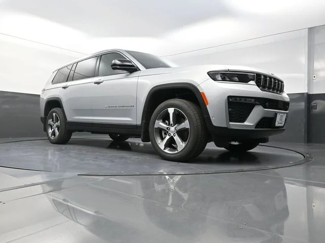 New 2026 Silver Zynith Exterior Paint Jeep Limited image 19