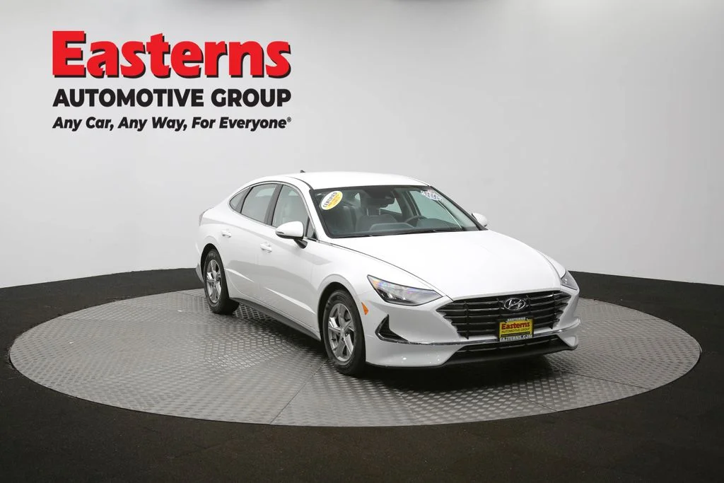 Used 2022 White Hyundai SE image 46