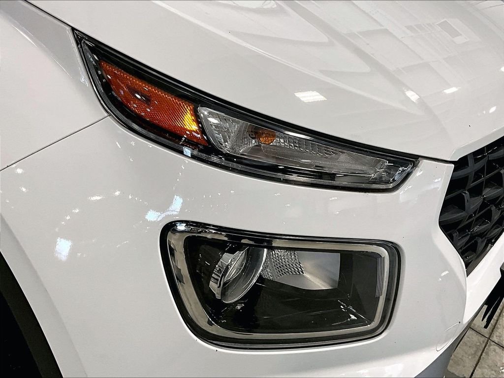 Used 2020 White Hyundai SE image 34