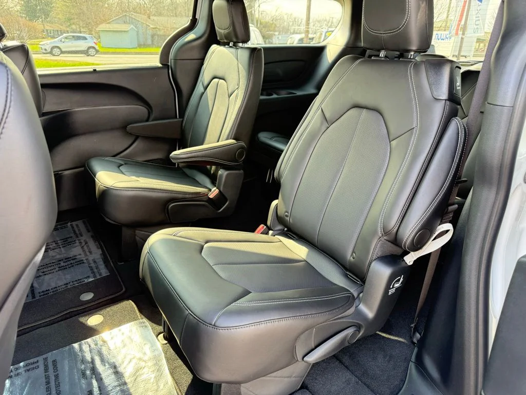 2025 Chrysler Pacifica Select - Photo 16