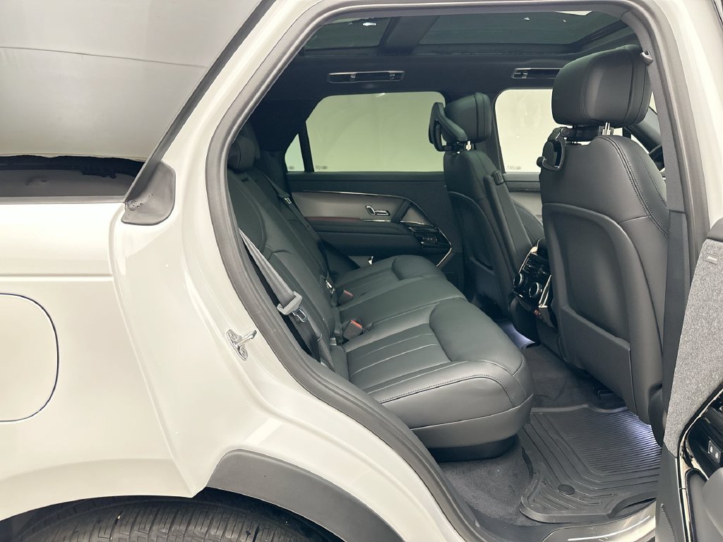New 2027 Fuji White Land Rover Dynamic SE image 7