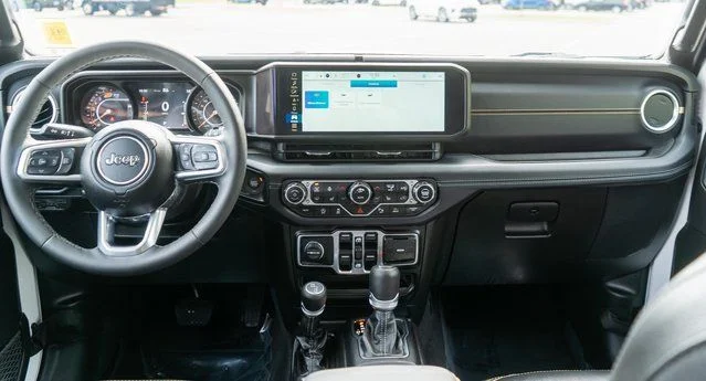 Used 2025 White/off-white Jeep Sahara image 13