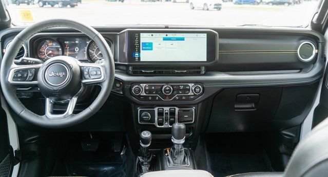 Used 2025  Jeep Sahara image 13