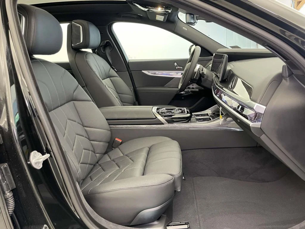 2025 BMW 7 Series 760i - Photo 19