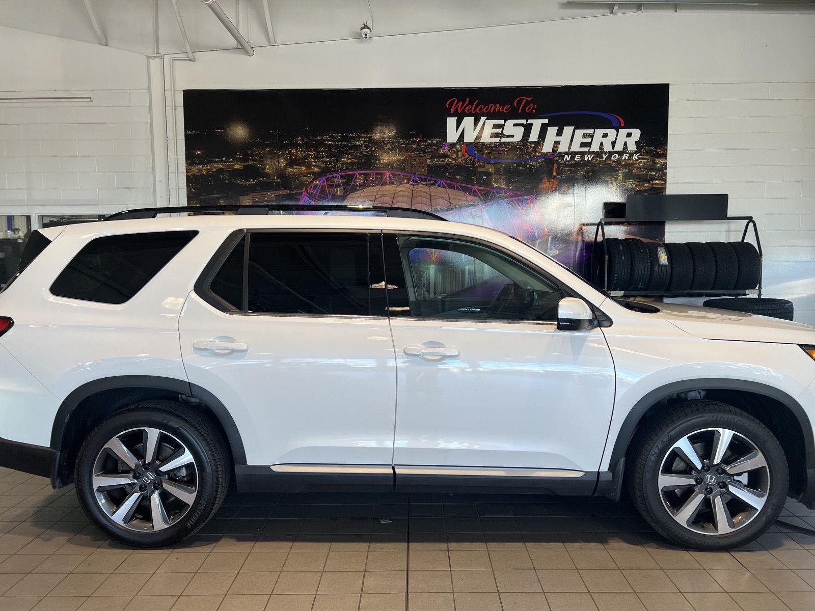Used 2024 Platinum White Pearl Honda Touring image 6