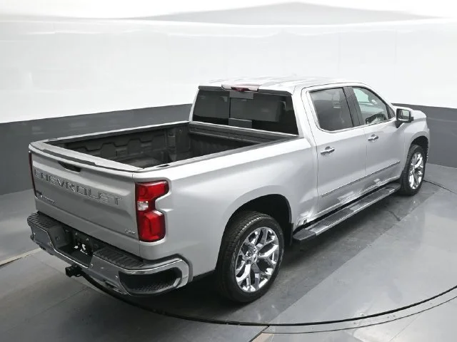 Used 2022 SILVER ICE METALLIC Chevrolet LTZ image 17