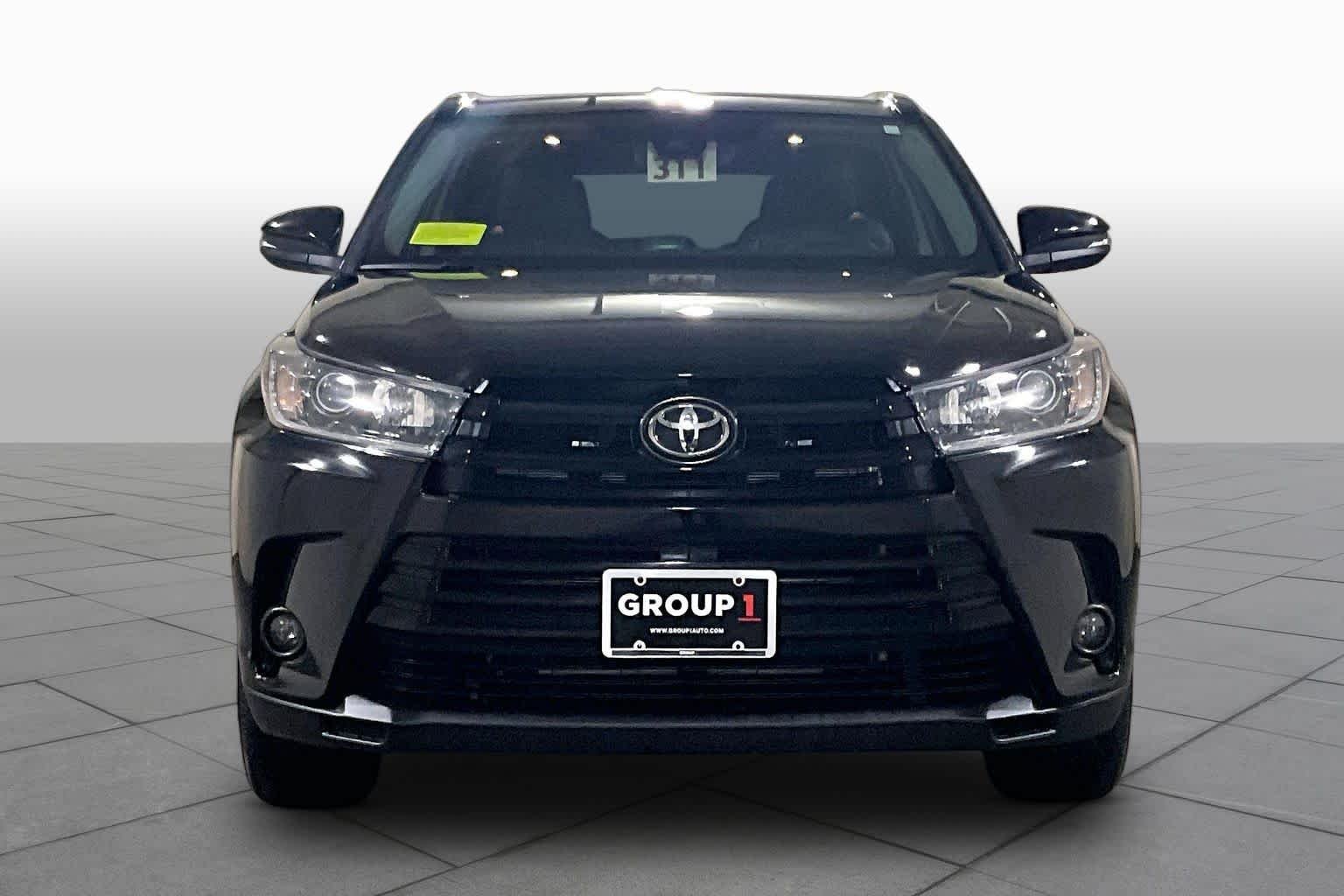 Used 2019 Midnight Black Metallic Toyota SE image 3