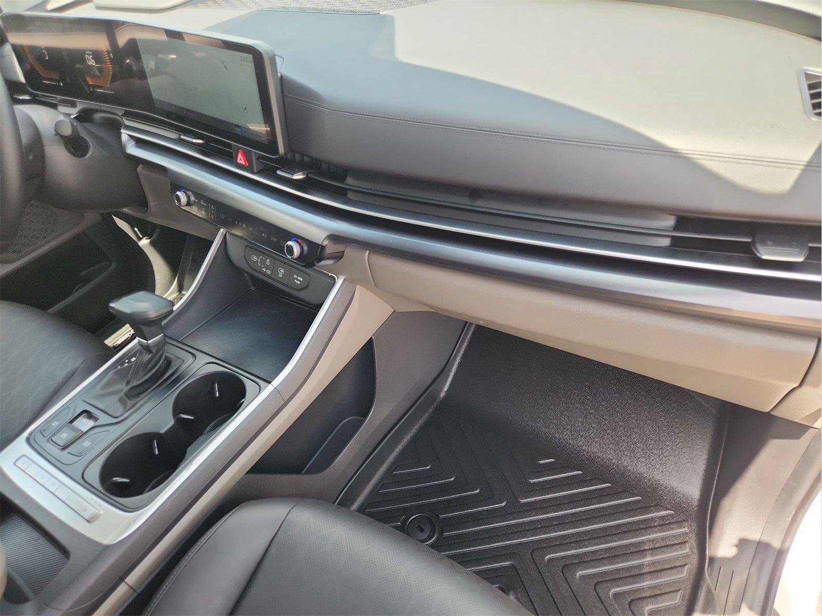 2025 Kia Carnival MPV photo 27 of 33