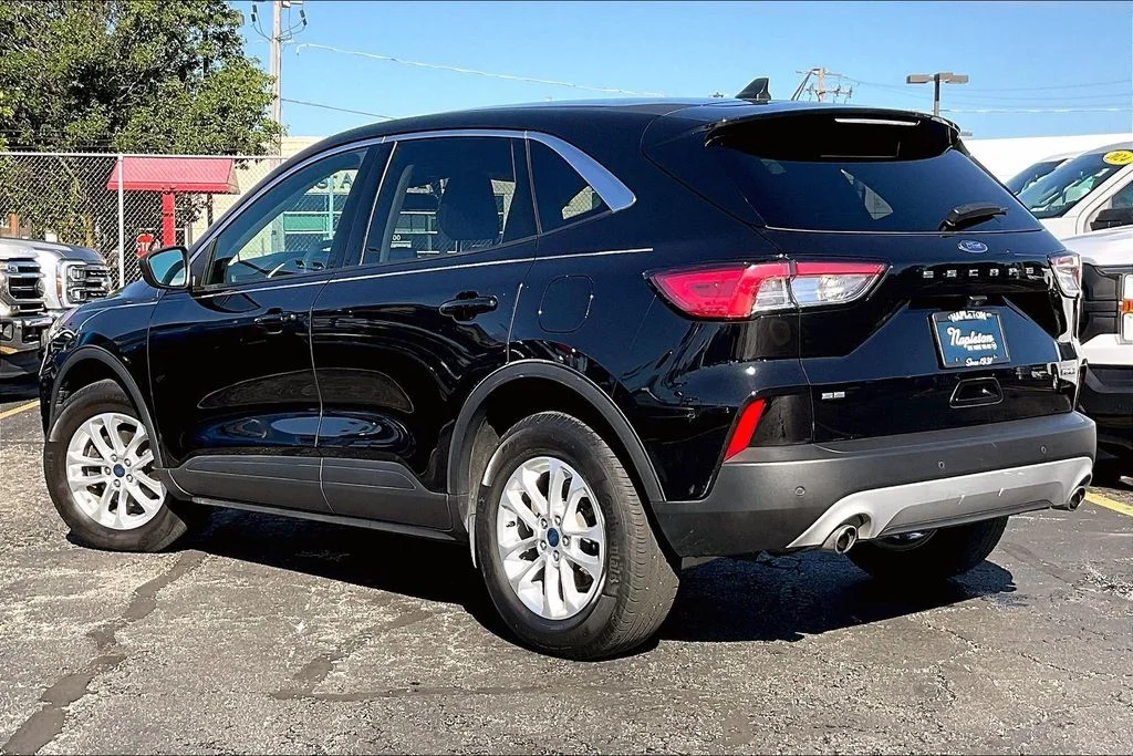 Used 2022 Black Ford SE image 10