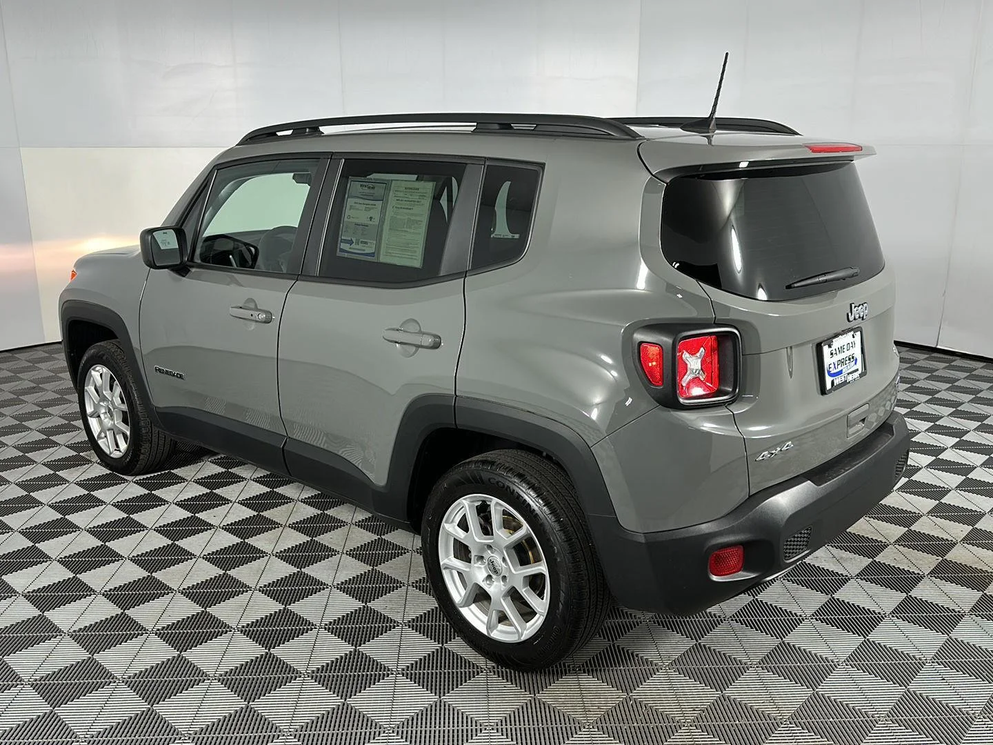 Used 2022 Sting-Gray Clearcoat Jeep Latitude image 4
