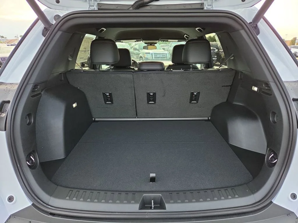 New 2026 Polar White Tricoat Chevrolet ACTIV image 17