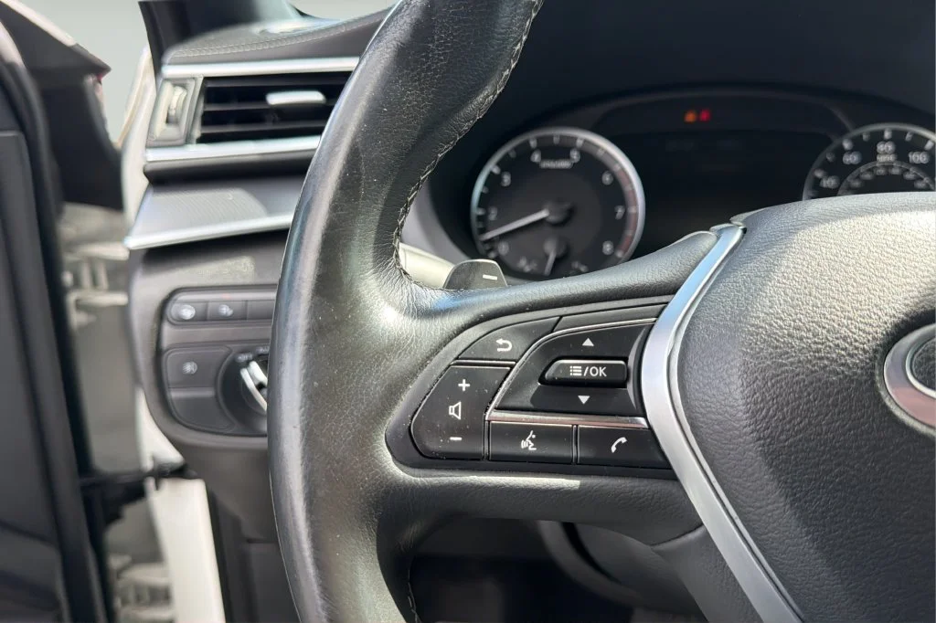 Used 2023 White INFINITI LUXE image 20