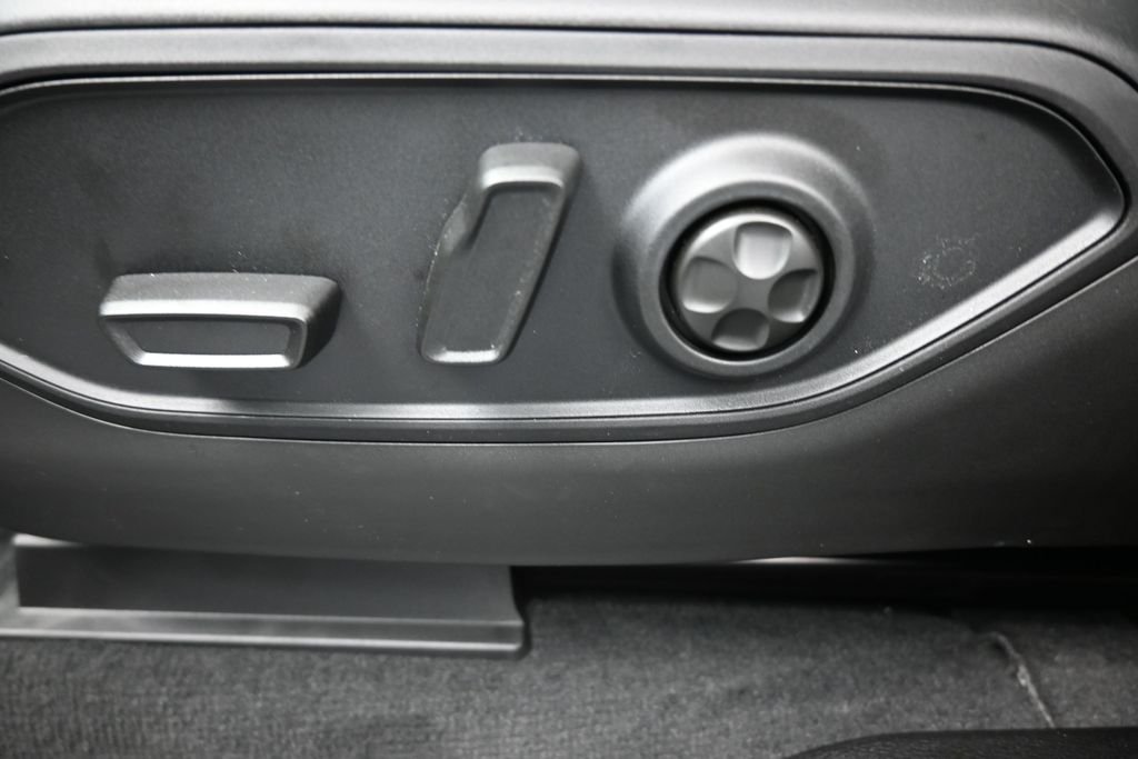 New 2026 Bright White Clear-Coat Exterior Paint Jeep Altitude image 33
