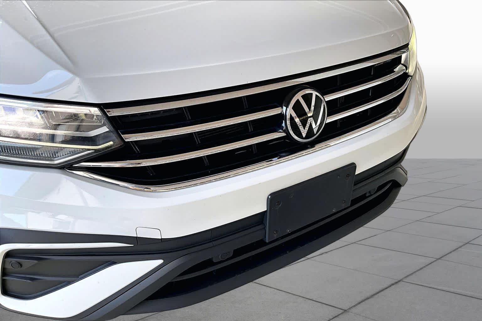 Used 2022 Pure White Volkswagen SE image 30
