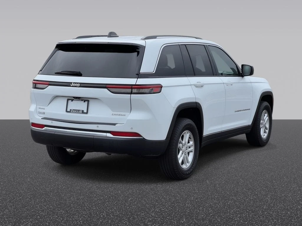 Used 2022 White Jeep Laredo image 4