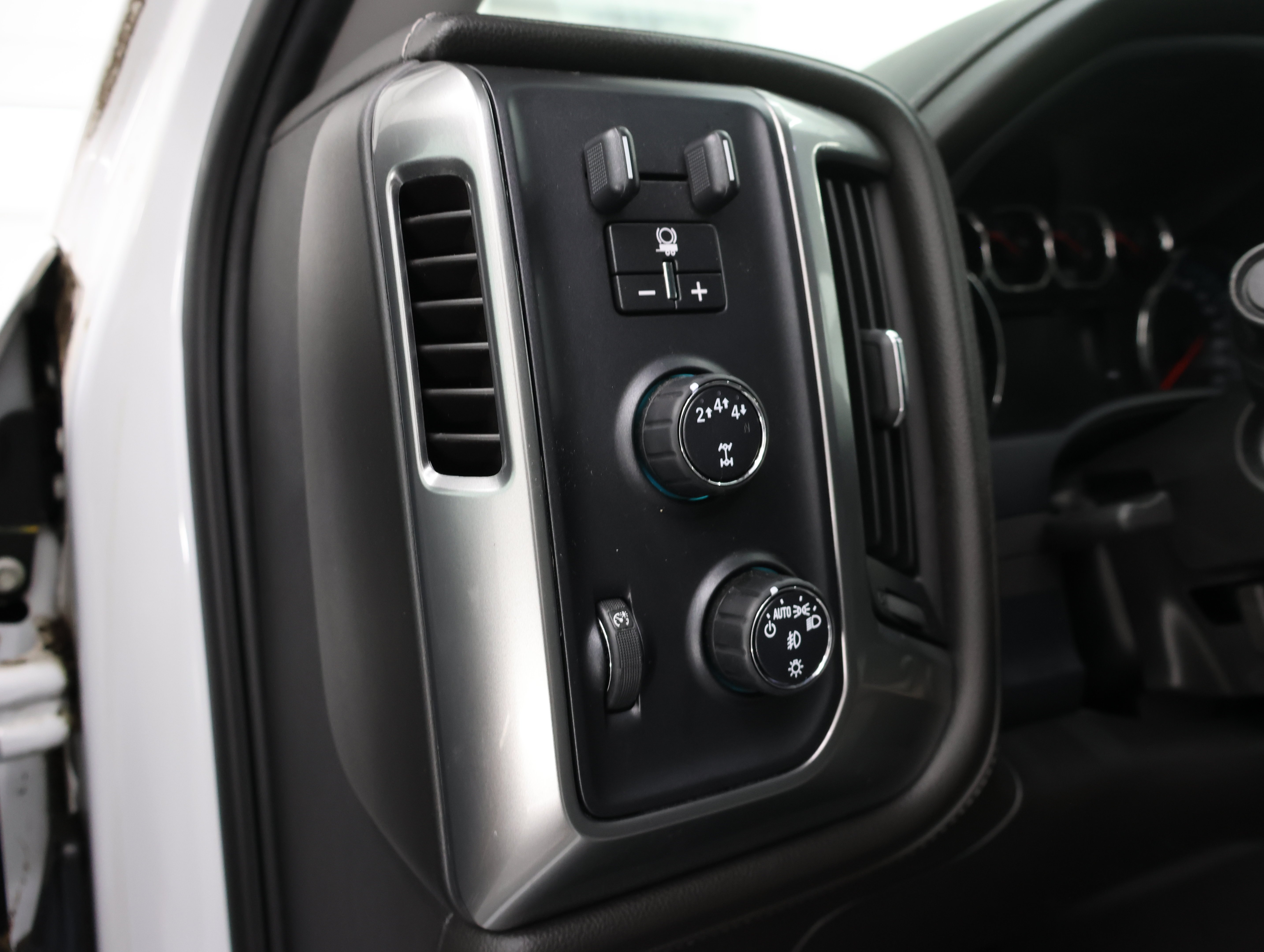 Used 2017 Summit White Chevrolet 4x4 Crew Cab LTZ DRW: CREW-LONG-DRW-LTZ-6.6L DIESEL-4WD-NAV image 41