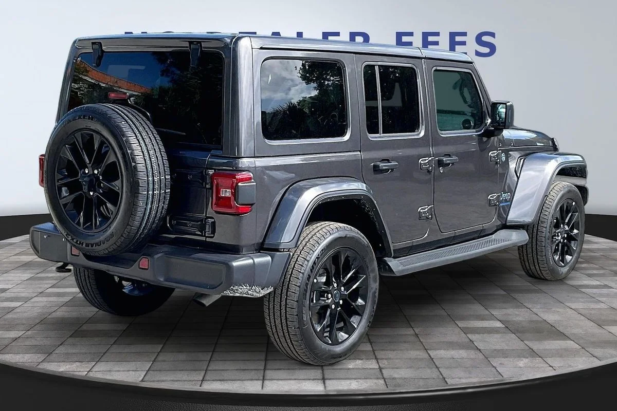 Used 2025  Jeep Sahara 4xe image 6