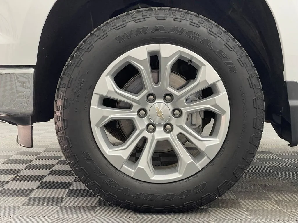 Used 2024 Summit White Chevrolet LTZ image 15