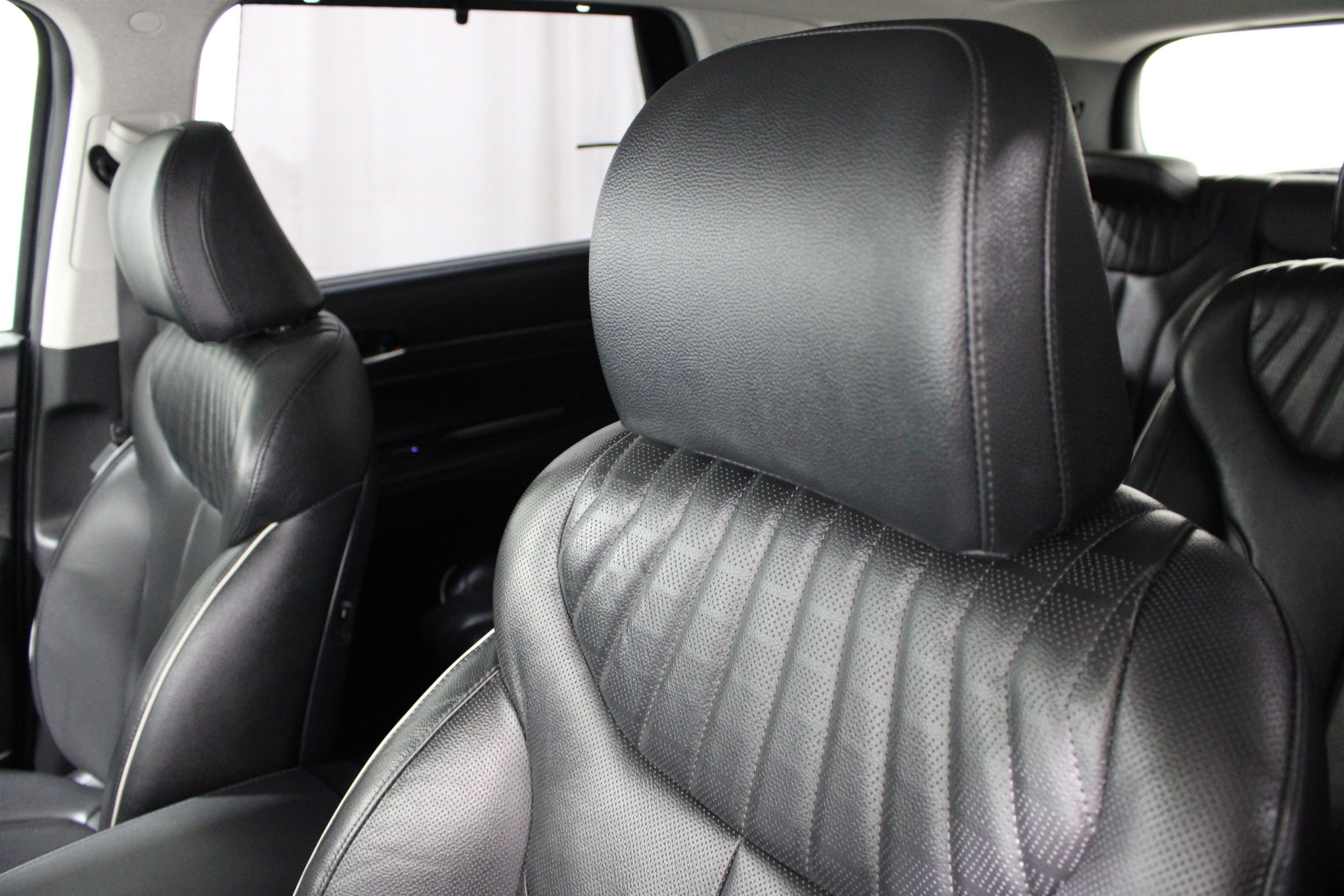 Used 2023 Abyss Black Pearl Hyundai Limited image 4