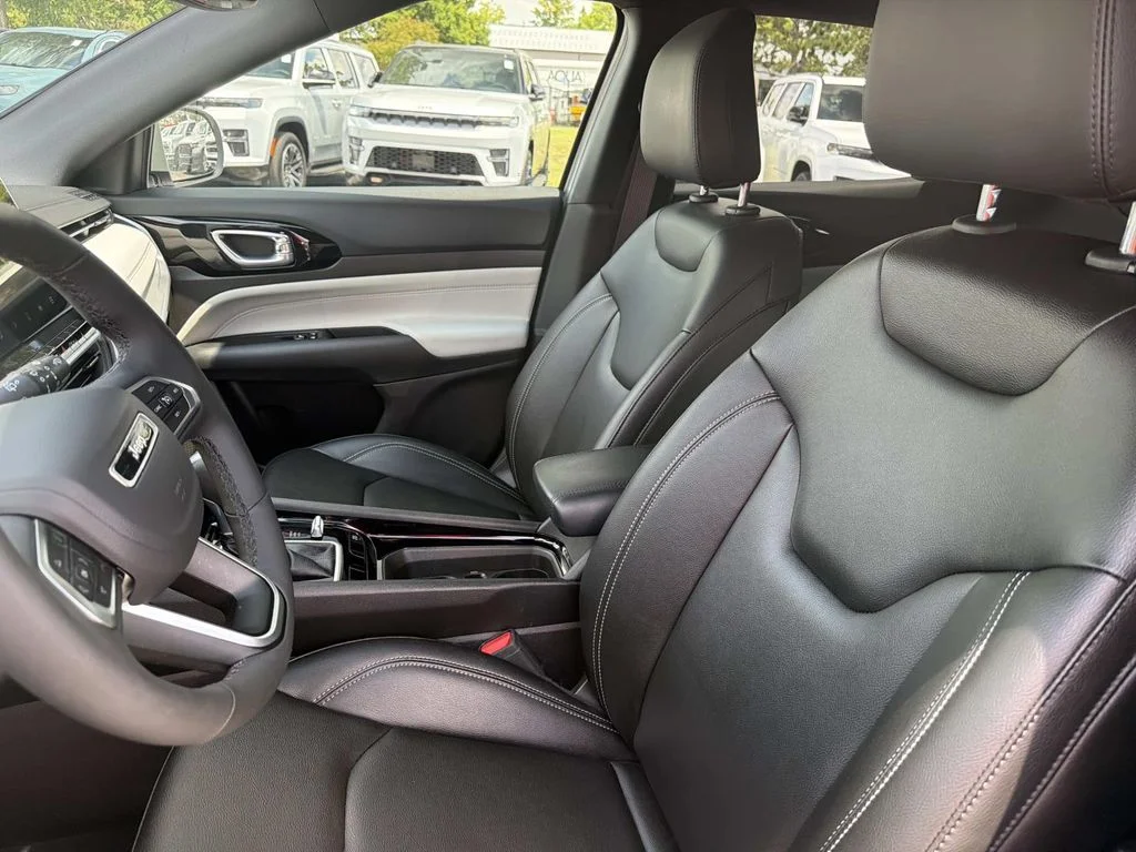 Used 2025 Silver Jeep Limited image 21