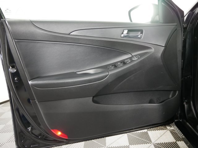 Used 2012 Midnight Black Hyundai SE image 8