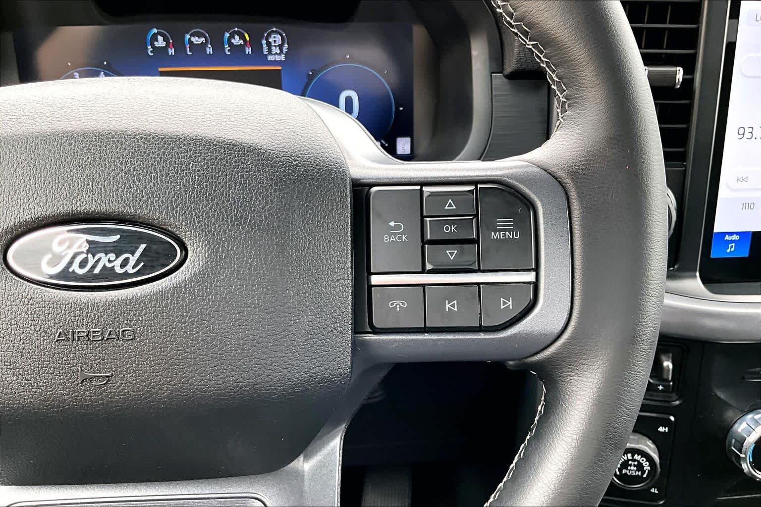Used 2025 Oxford White Clearcoat Ford XLT image 31