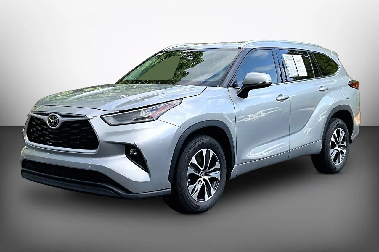 Used 2021 Silver Toyota XLE image 4