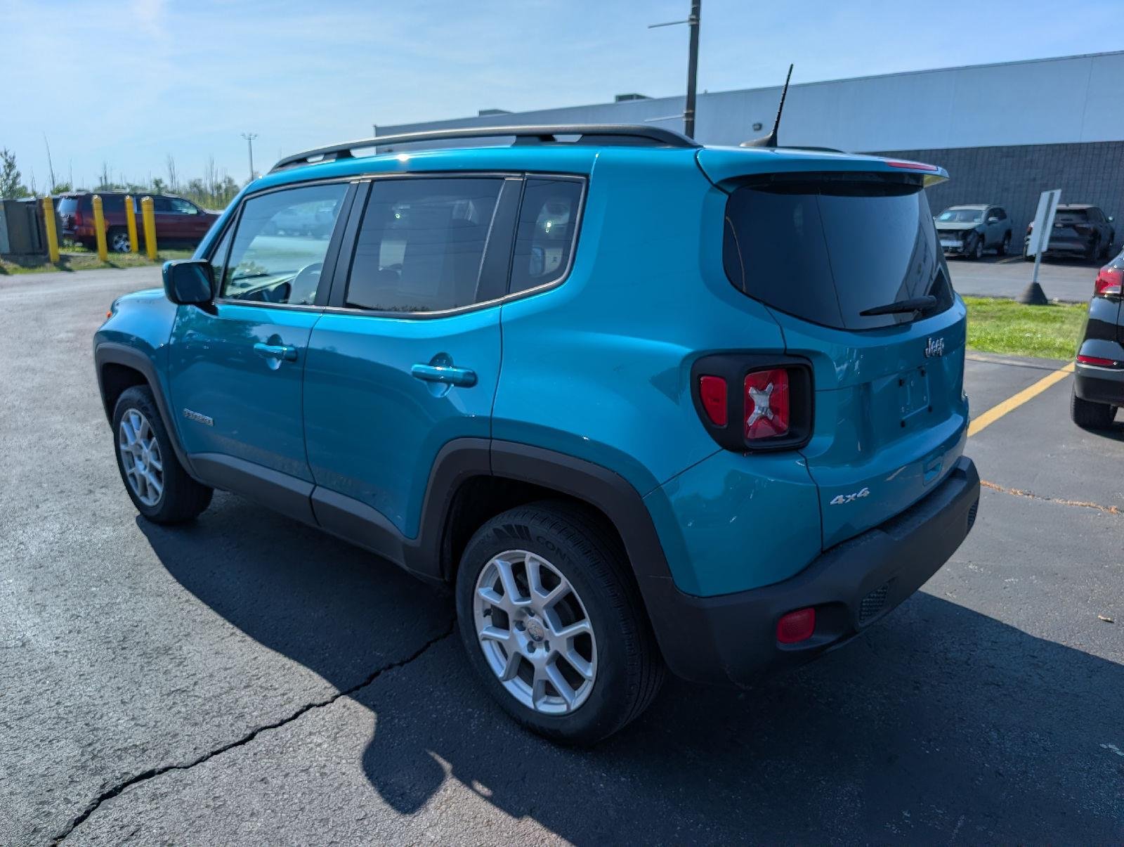Used 2021 Bikini Metallic Clearcoat Jeep Latitude image 5