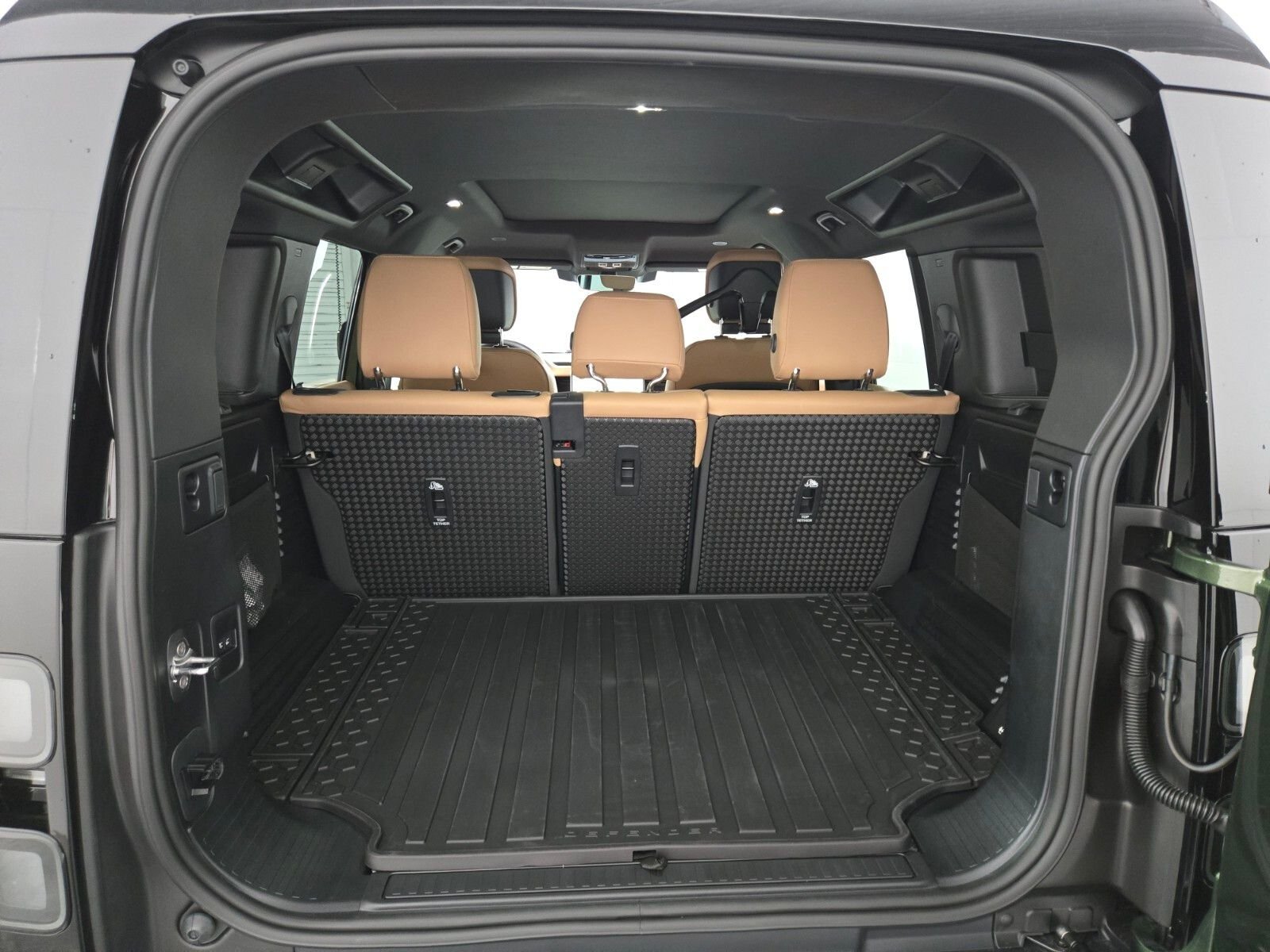 New 2026 Woolstone Green Land Rover X-Dynamic SE image 15