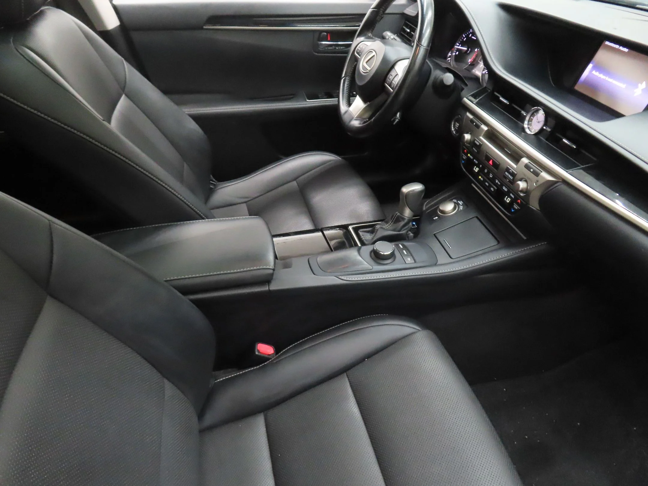 Used 2016  Lexus 350 image 25